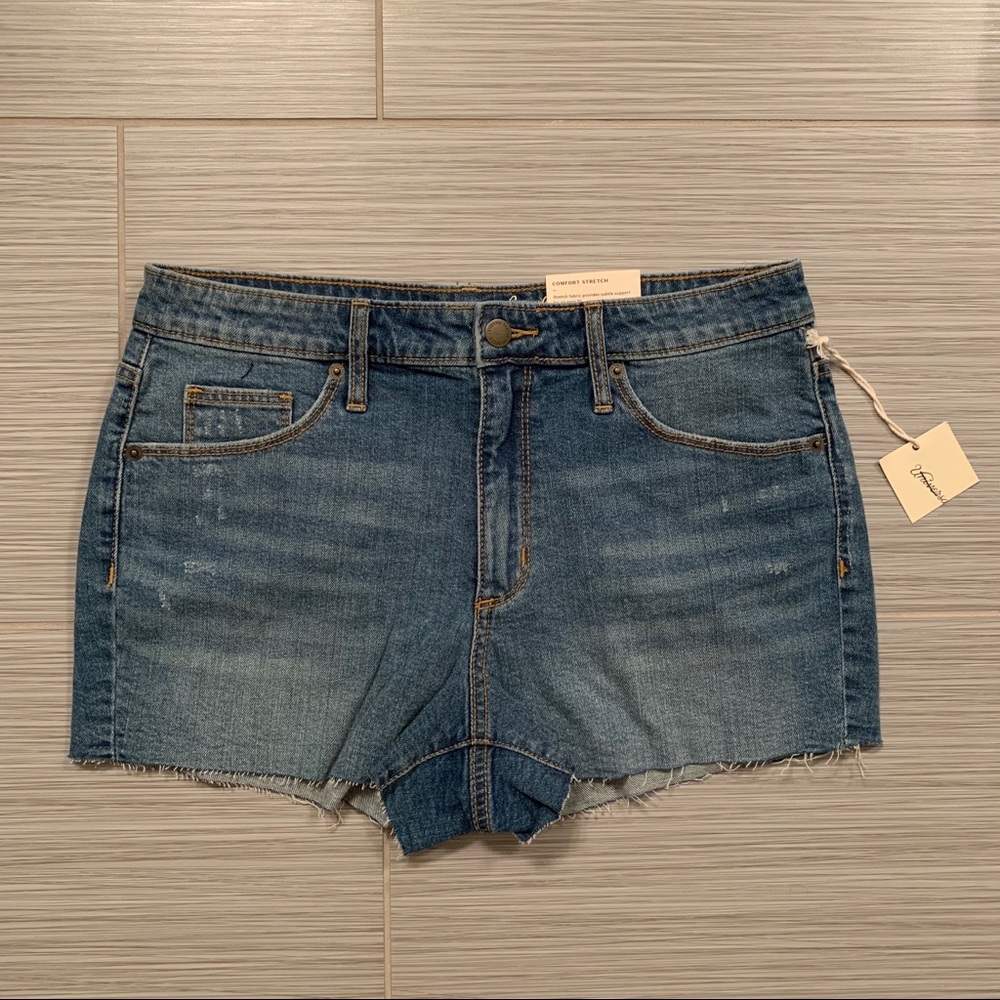 High-Rise Raw Hem Jean Shorts Light Wash - Picture 4 of 6